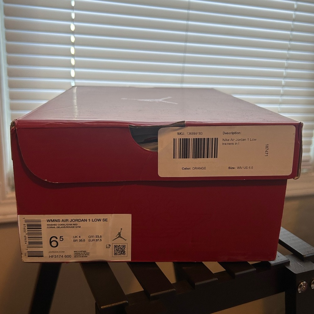 Women's Air Jordan 1 Low SE (Valentine’s Day) - Picture 4 of 5